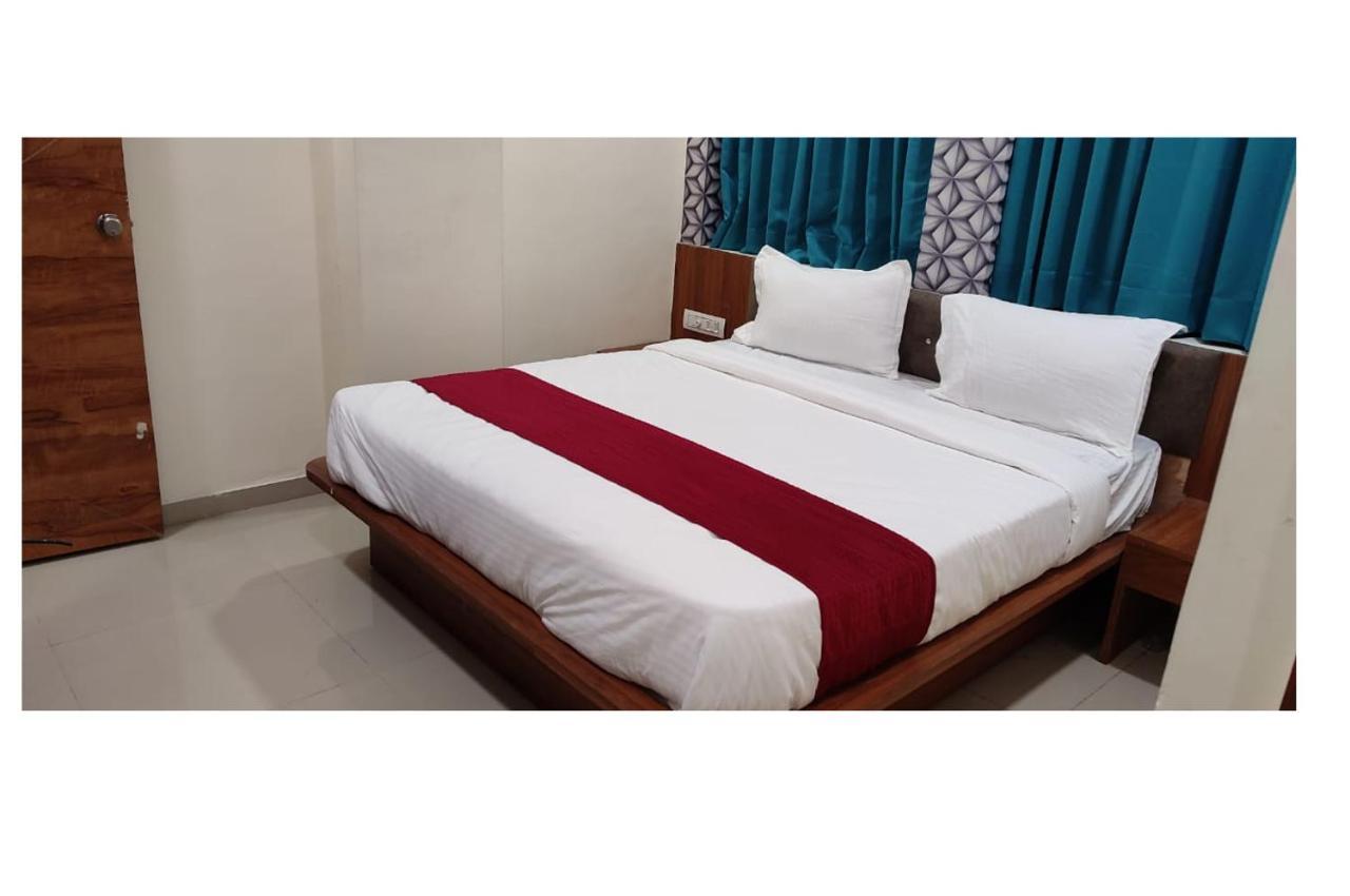 Hotel Red Rose Vadodara Exterior photo